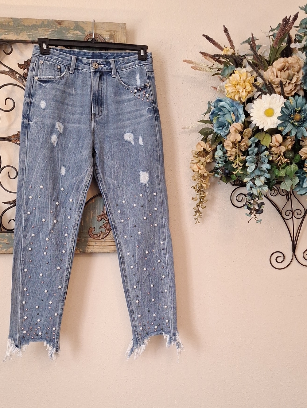 Pink & Wht Pearl-Embellished Distressed Blue Women's Jeans. Size 28